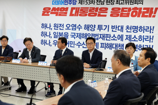 더불어민주당 이재명(왼쪽 두번째) 당대표와 의원들이 30일 오전 전남 무안군 삼향읍 민주당 전남도당에서 현장 최고위원회의를 열고 있다.<연합뉴스>